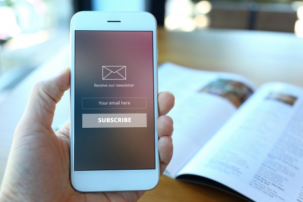 smartphone subscribe email marketing 
